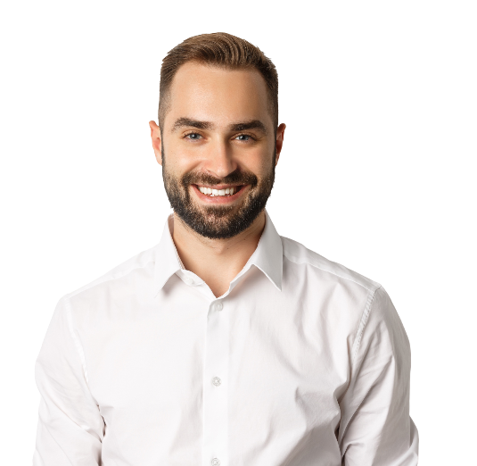 gros-plan-d-un-employe-de-sexe-masculin-confiant-en-chemise-a-col-blanc-souriant-a-l-appareil-photo-debout-agai-sur-de-lui-2