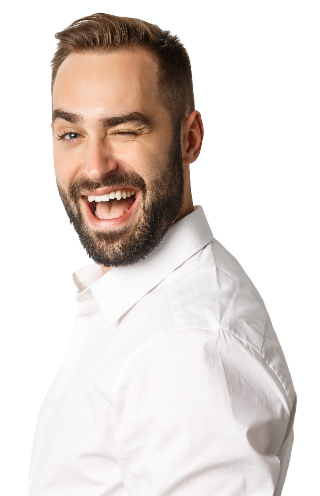 gros-plan-d-un-gars-effronte-avec-une-barbe-qui-tourne-le-visage-a-la-camera-et-un-clin-d-oeil-avec-un-sourire-debout-sur-le-dos-blanc-2